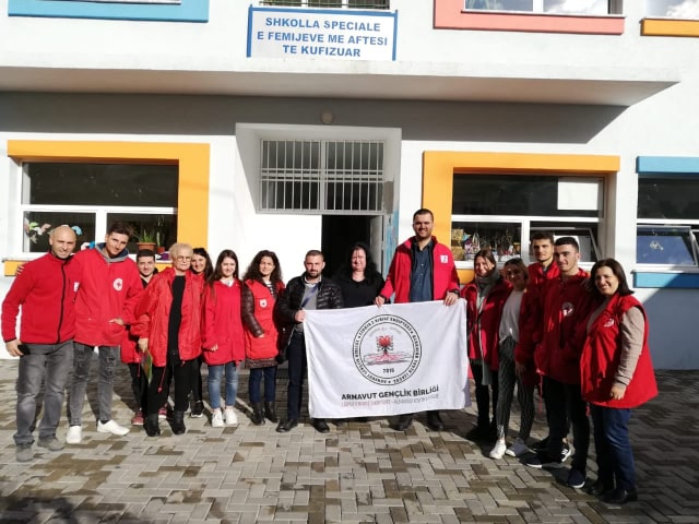 Durrës, 912 çanta dhuratë për nxënësit e ciklit fillor në 4 shkolla (FOTO)