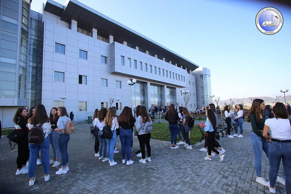 Universiteti i Durrësit rifillon mësimin, ceremoni nderimi për viktimat e tërmetit