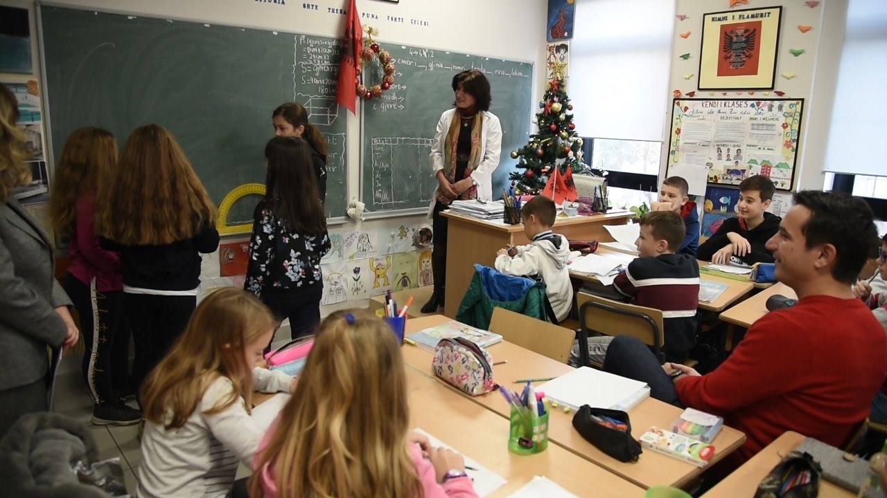 Veliaj: Mbi 90% e shkollave kanë nisur mësimin