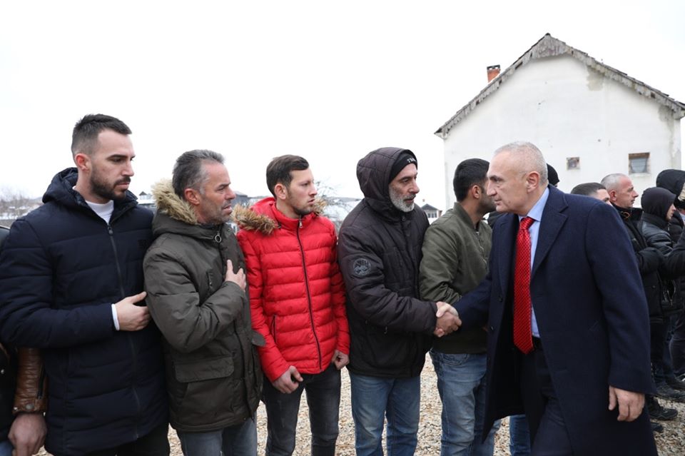 Humbën jetën në Durrës dhe lanë pas 6 jetimë, Meta në Gjilan: Do jemi gjithmonë pranë familjes Abazi