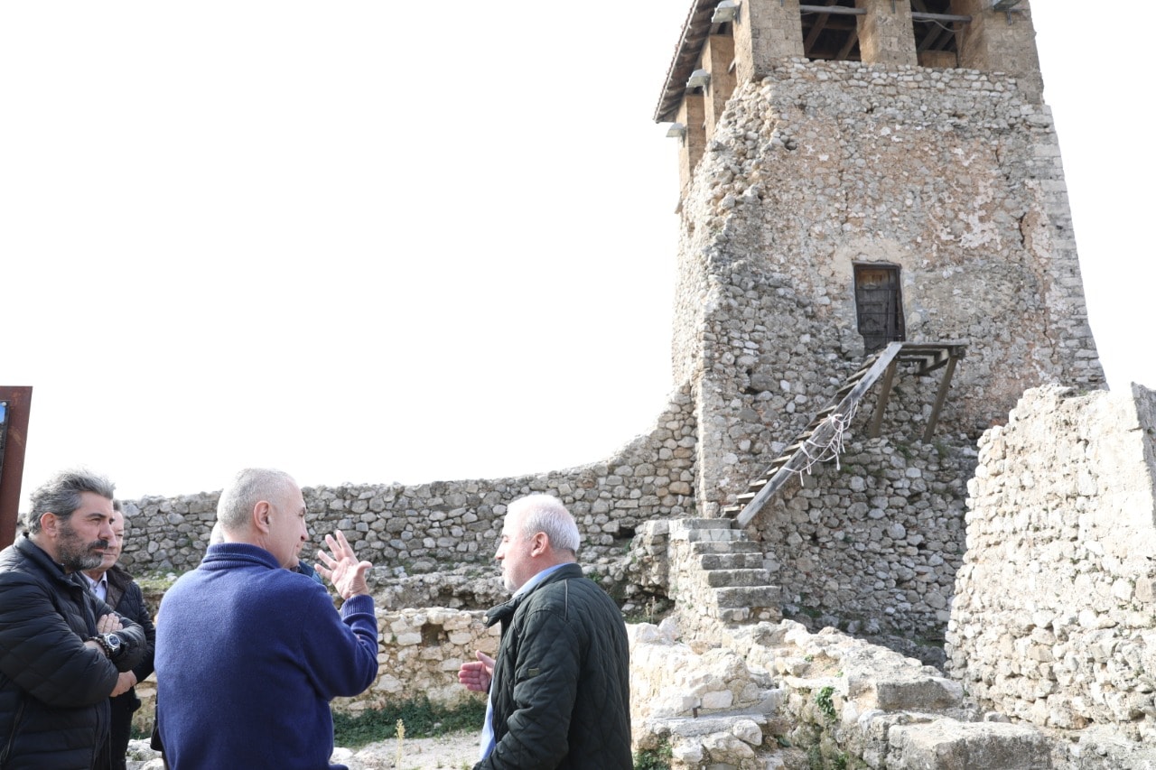 Meta në Kalanë e Krujës: Dy monumente unike kanë pësuar dëmtime të rënda nga tërmeti