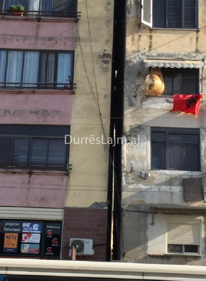 “Prej 3 ditësh zjarrfikësit nuk largojnë dot ujin!” Qytetari nga Durrësi ngre alarmin për pallatin ku banon (FOTO & VIDEO)