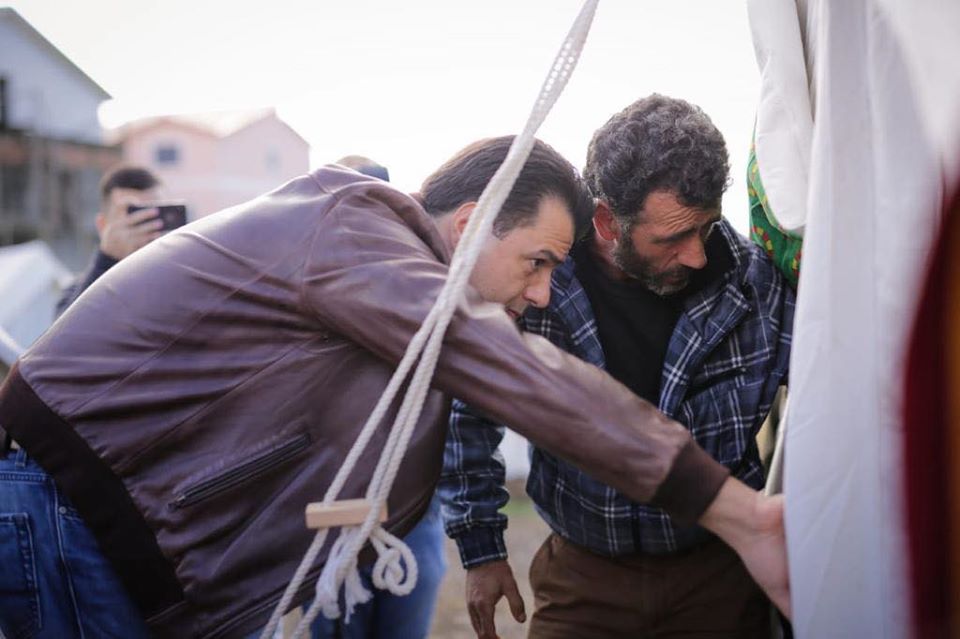 Basha në Manzë: Banorët jetojnë në kushte mizerabël në çadra, po i diskriminojnë