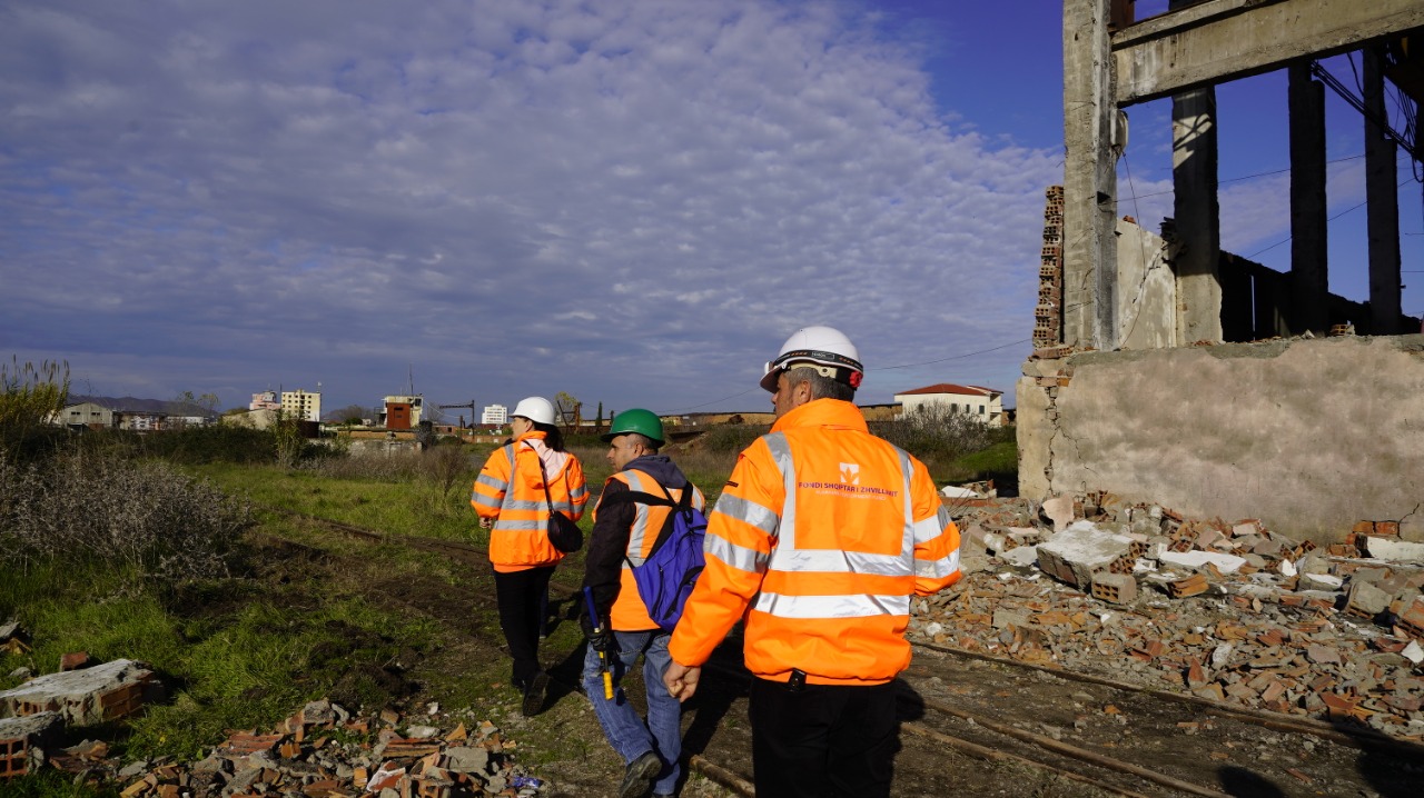 Durrës, 3 inxhinierët nga Tirana që lënë familjet për sigurinë pas tërmetit (FOTO)