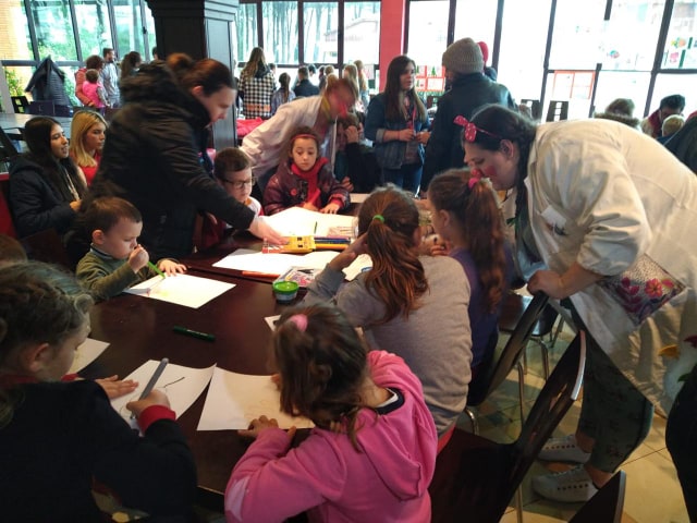 Vullnetarë nga Brindisi dhe studentët e Durrësit dhurojnë buzëqeshje për fëmijët