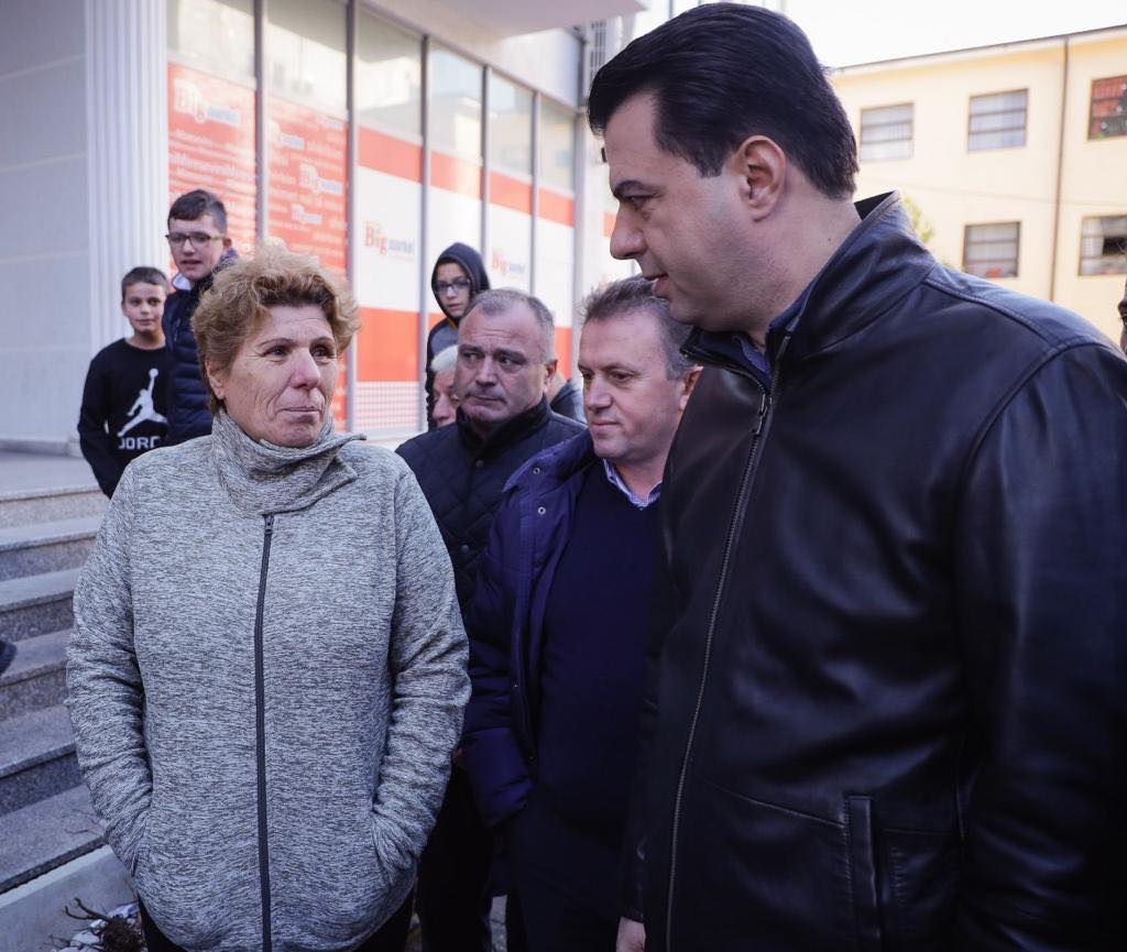 Basha me banorët e prekur nga tërmeti: Milionat e oligarkëve të shkojnë për të pastrehët