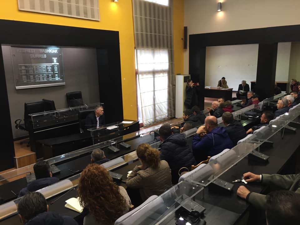 Zhulien Varfaj takohet me ndërtuesit e Durrësit