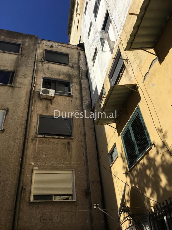 “Na kanë vënë shiritin, por ende askush s’e ka parë pallatin!” Banori i Durrësit në pritje të grupit të inspektimit (FOTO)