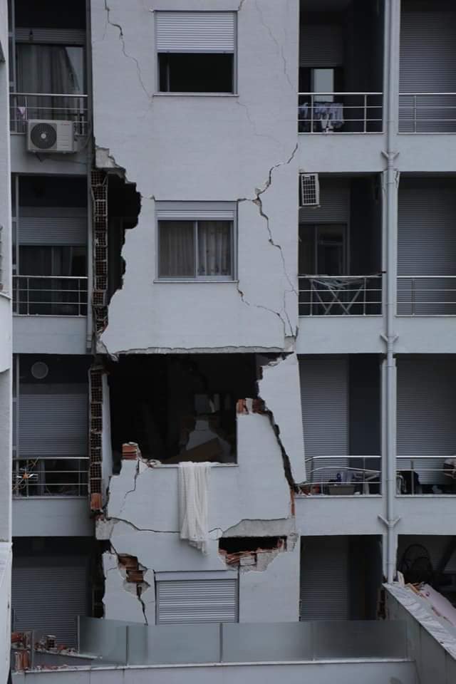 Kompleksi në Durrës me 3 kolona me bojë të kuqe, zv/ministrja Voda: Ka nevojë vetëm për riparime!