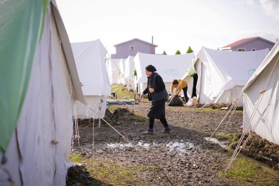Lirohet kampi me 103 banorët e prekur nga tërmeti në Manzë, ja ku po akomodohen