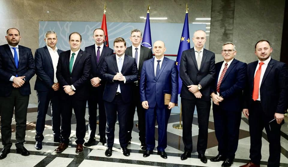 Cakaj takon shqiptarët e Malit të Zi: Brenda këtij viti heqim lejet e punës