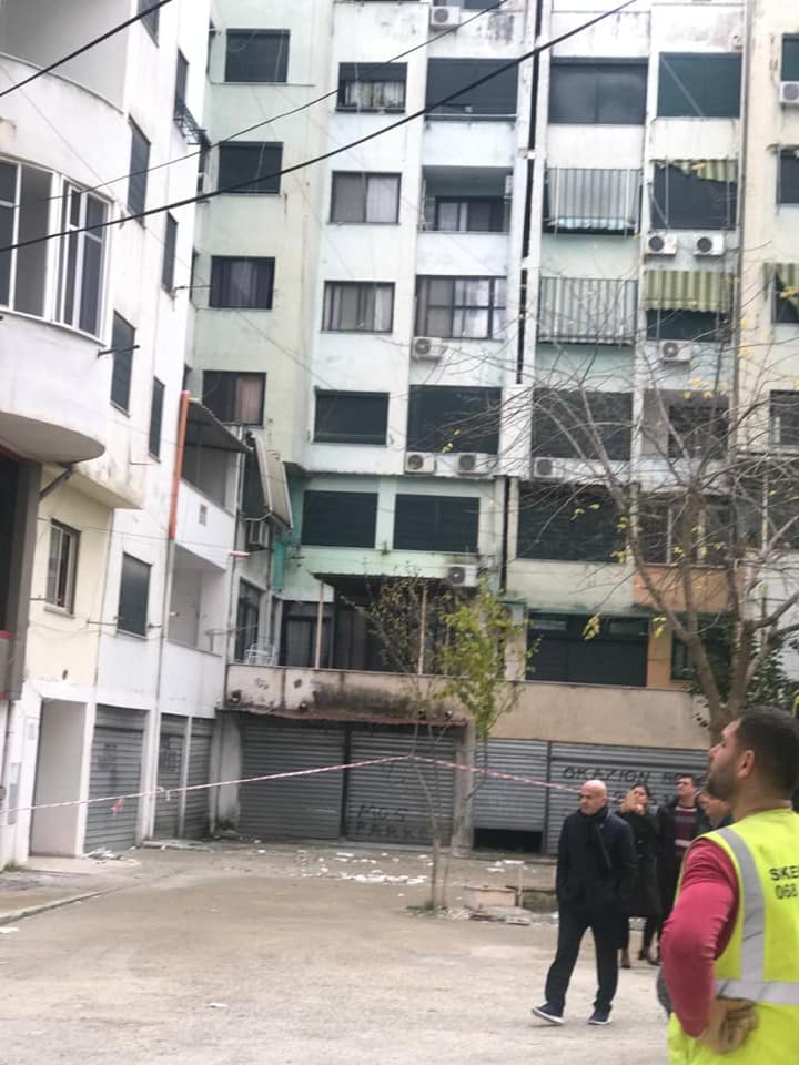 FOTO/ Denoncimi: Deputeti socialist prishi me urgjencë 2 kate te pallati pa leje në Durrës