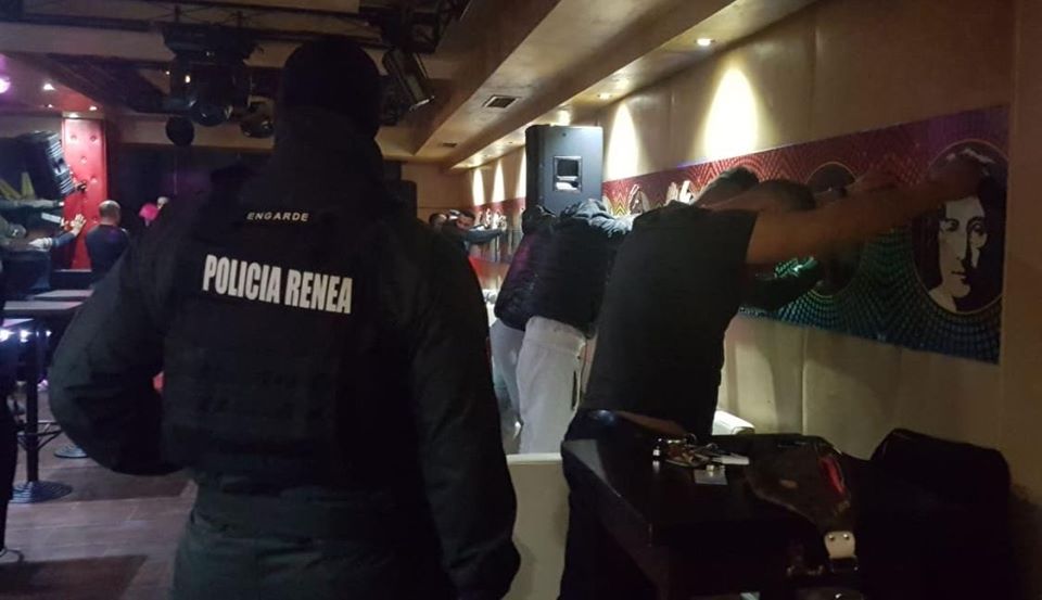 “Klubet e natës” me kokainë e prostitucion/ Në pranga 2 menaxherët dhe këngëtari; në kërkim pronari