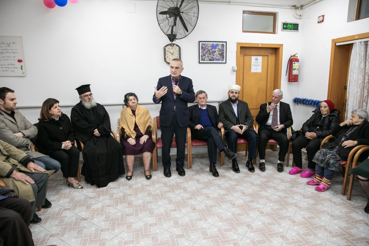 Meta në “Shtëpinë e të Moshuarve” në Kavajë: Përkujdesje më të madhe ndaj nënave dhe baballarëve