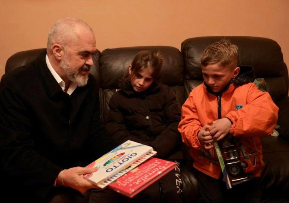 Rama në familjen 8 anëtarëshe në Kamëz, shpërndan dhurata për fëmijët