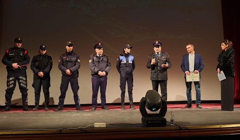 Bashkia e Durrësit i akordon Drejtorisë së Policisë Durrës “Certifikatë Mirënjohjeje” (FOTO)