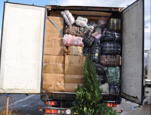 Lejuan kamionët me mallra kontrabandë, arrestohet doganieri dhe 3 policë kufitarë