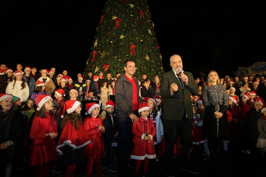 Rama dhe Veliaj ndezin dritat festive në Tiranë: Shqipëria sot është më e fortë