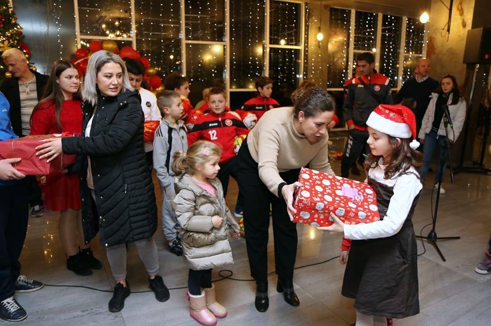Programi festiv, Ministrja Xhaçka viziton në Golem familjet e prekura nga tërmeti