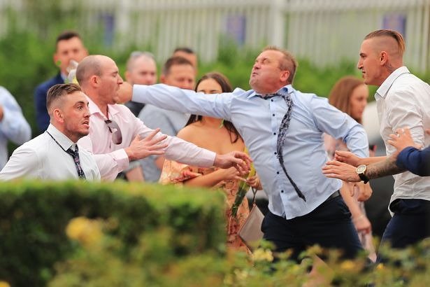 Burra dhe gra, pjesë e një sherri masiv! (FOTO)