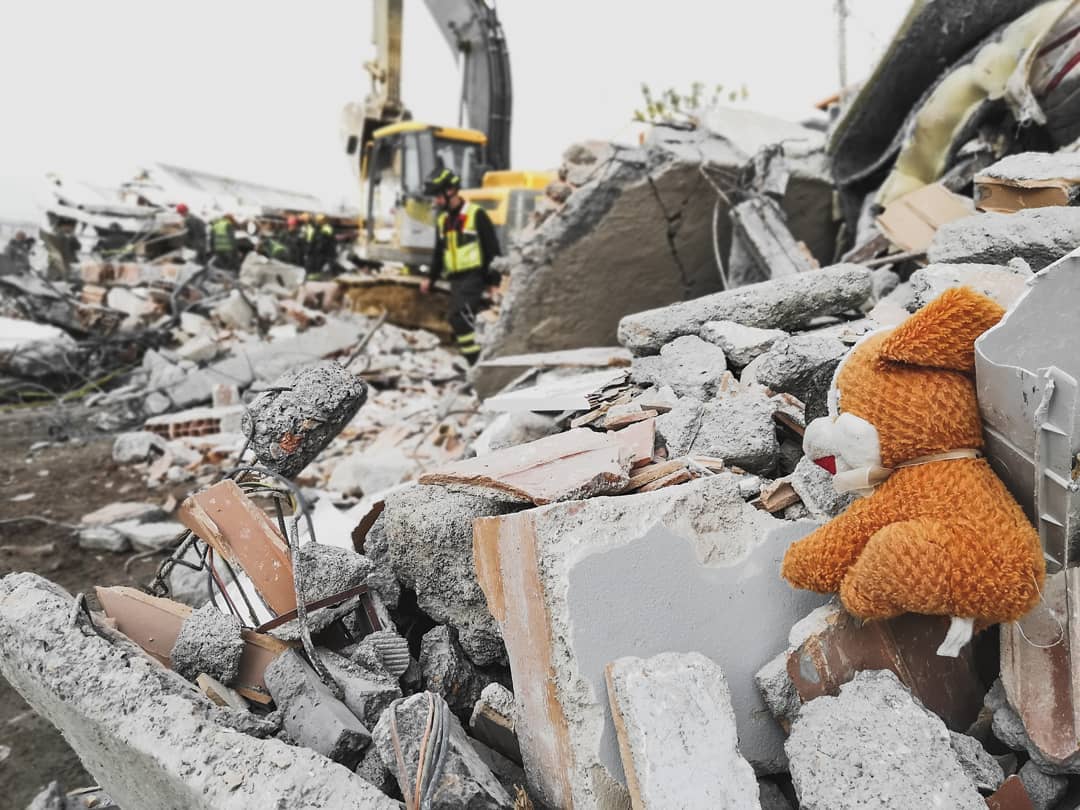 Një javë pas ditës së tmerrit në Durrës, dhimbje dhe shpresë&#8230; (VIDEO)