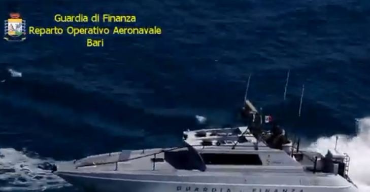 VIDEO/ Ndalohet skafi me 4 mln euro drogë në Brindisi. Kapet drejtuesi shqiptar