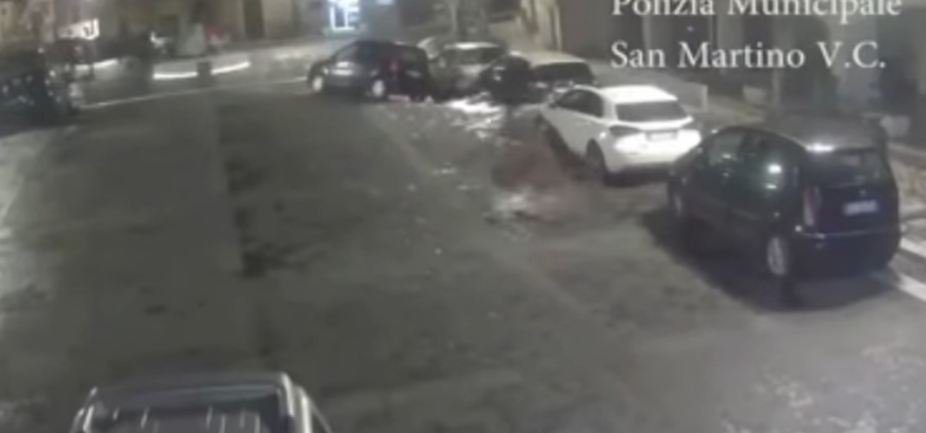 Pamje të frikshme në Itali, lumi nëntokësor “shpërthen” dhe çan asfaltin (VIDEO)