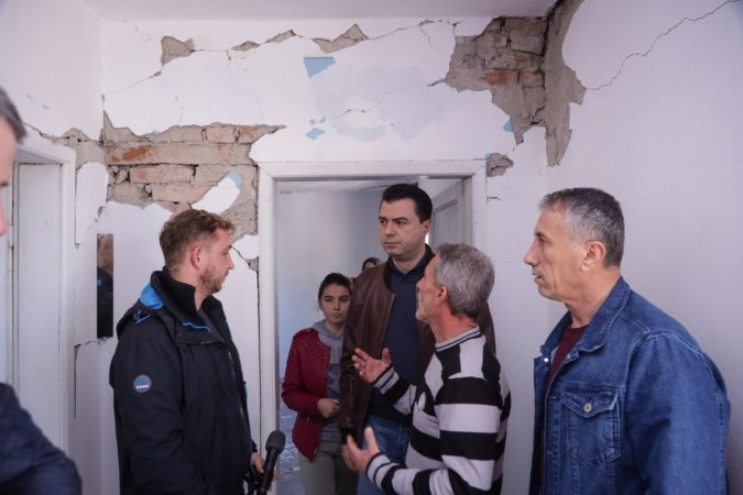 Basha me banorët e Mamurrasit: Shtetin prej kartoni e shembi tërmeti i korrupsionit