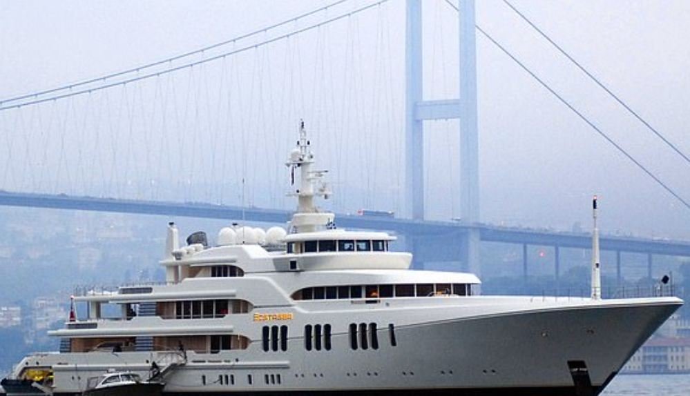 Super jahti përplaset në port, shkak moti i keq (FOTO)