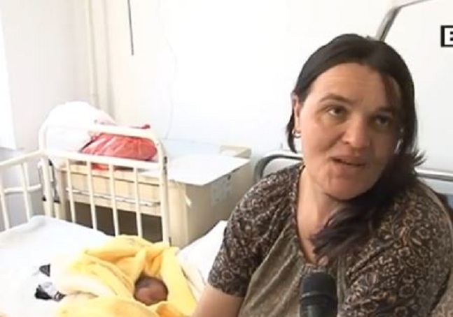 U largua pas tërmetit tragjik, nëna nga Durrësi lind djalë në Prizren (VIDEO)