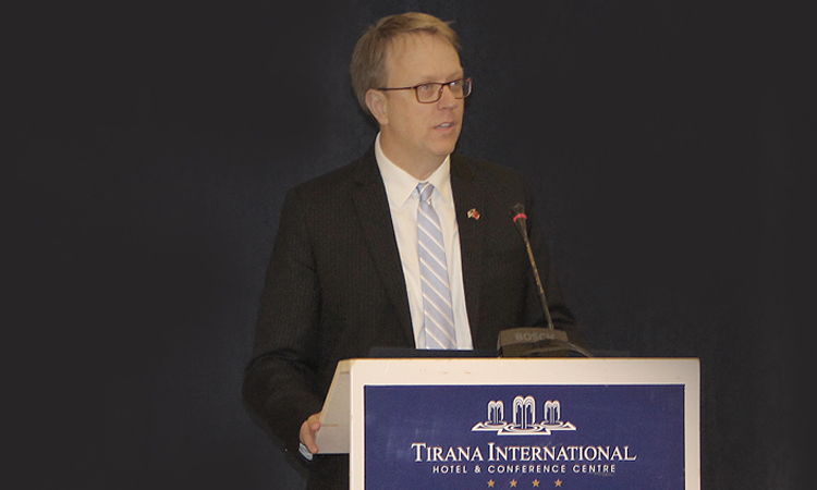 “Mos u ktheni kurrë në një shoqëri pa fjalë të lire” mesazhi i fortë i zyrtarit amerikan për shqiptarët