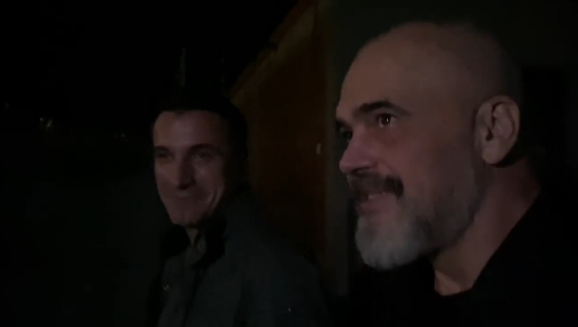 “S’po bëj humor, nesër kanalin!” Pas lyerjes së murit, Rama i jep tjetër detyrë Veliajt (VIDEO)