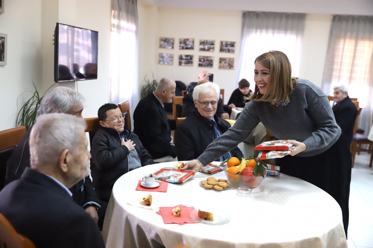 Manastirliu me gjyshërit e Shtëpisë së të Moshuarve: Gjest fisnik që dhuruat për banorët e prekur nga tërmeti