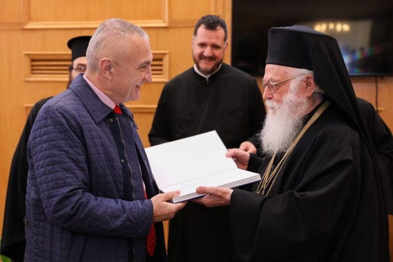 Meta takon Janullatosin, merr dhuratën e veçantë për Krishtlindje