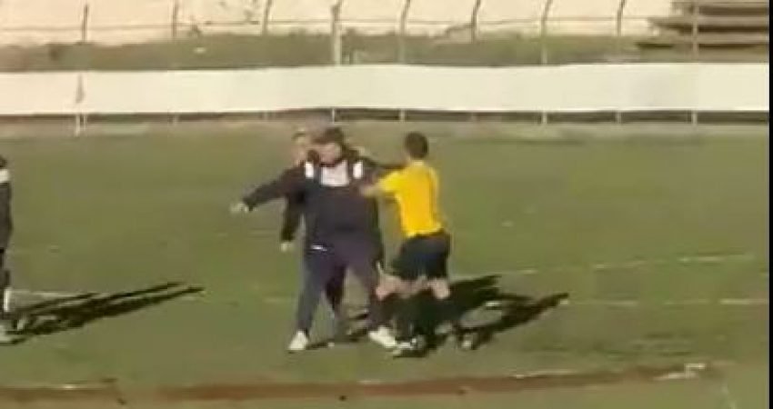 VIDEO/ Ndeshja Shkumbini-Dinamo, rrihet në fushë arbitri, reagon FSHF: Të arrestohet urgjentisht agresori