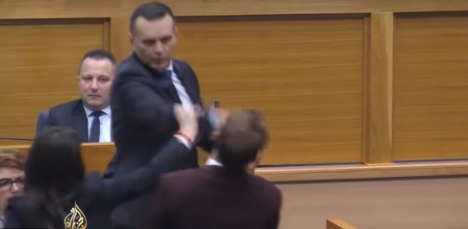 Dhunë në parlamentin boshnjak, ministri gjuan me shpullë deputetin