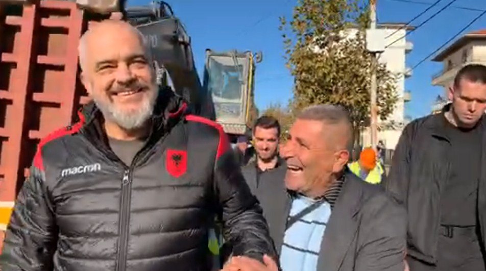 Kryeministri inspekton dëmet, takon banorët në Plazh e ish-Kënetë (VIDEO)