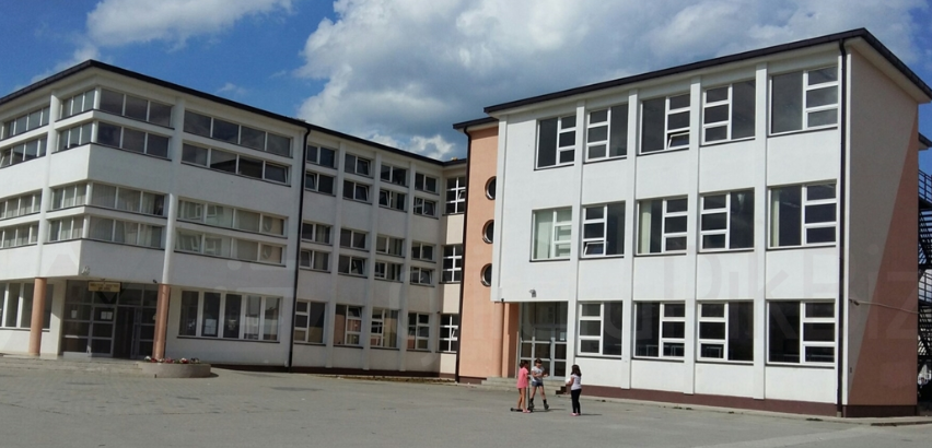 Prindërit refuzojnë t’i çojnë fëmijët në shkollën e dëmtuar, reagon Besa Shahini