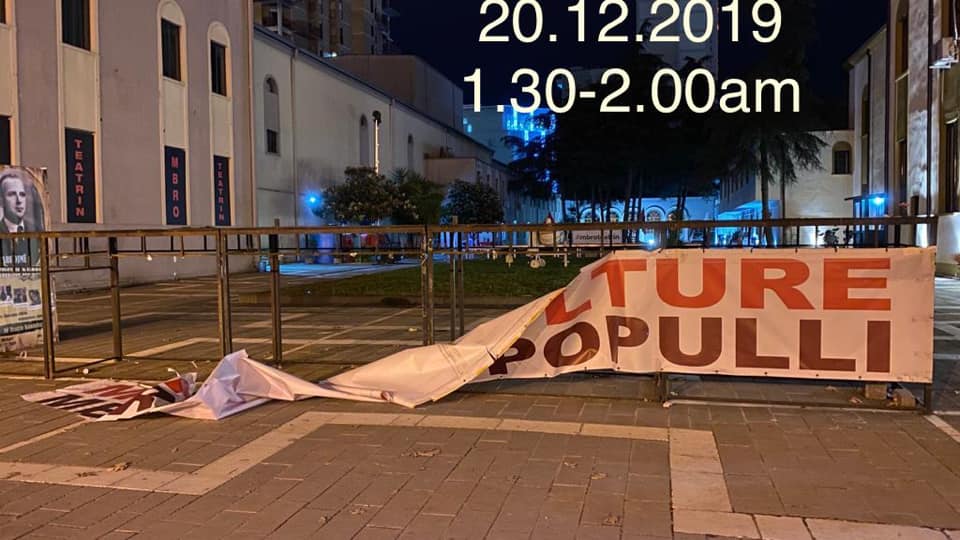 Aleanca për Mbrojtjen e Teatrit denoncon Laert Vasilin: Ka kryer akt vandal, autoritetet të reagojnë