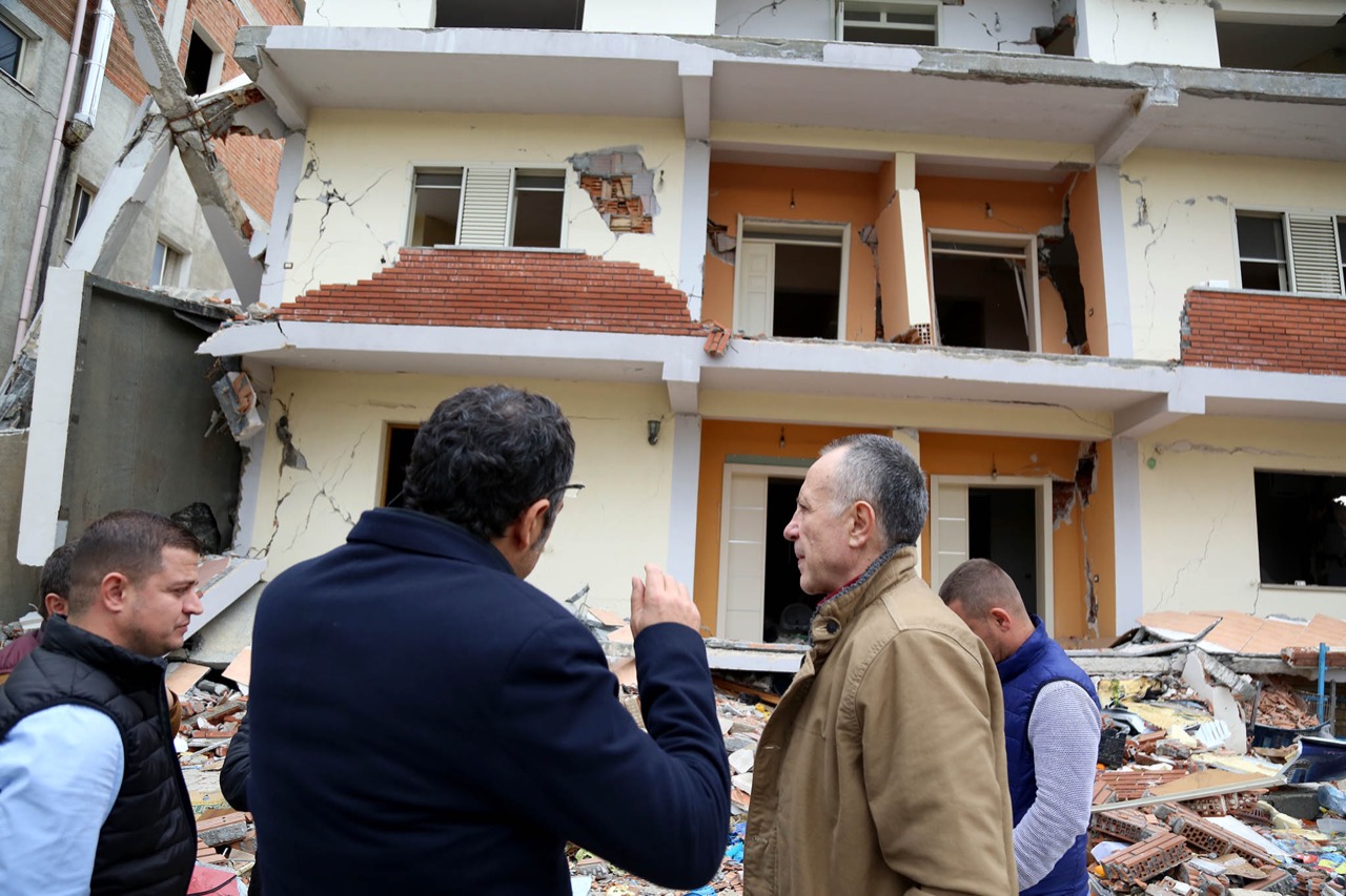 Çuçi me banorët e prekur nga tërmeti në Manëz: Qeveria do të garantojë bonusin e qirasë deri në maj 2021