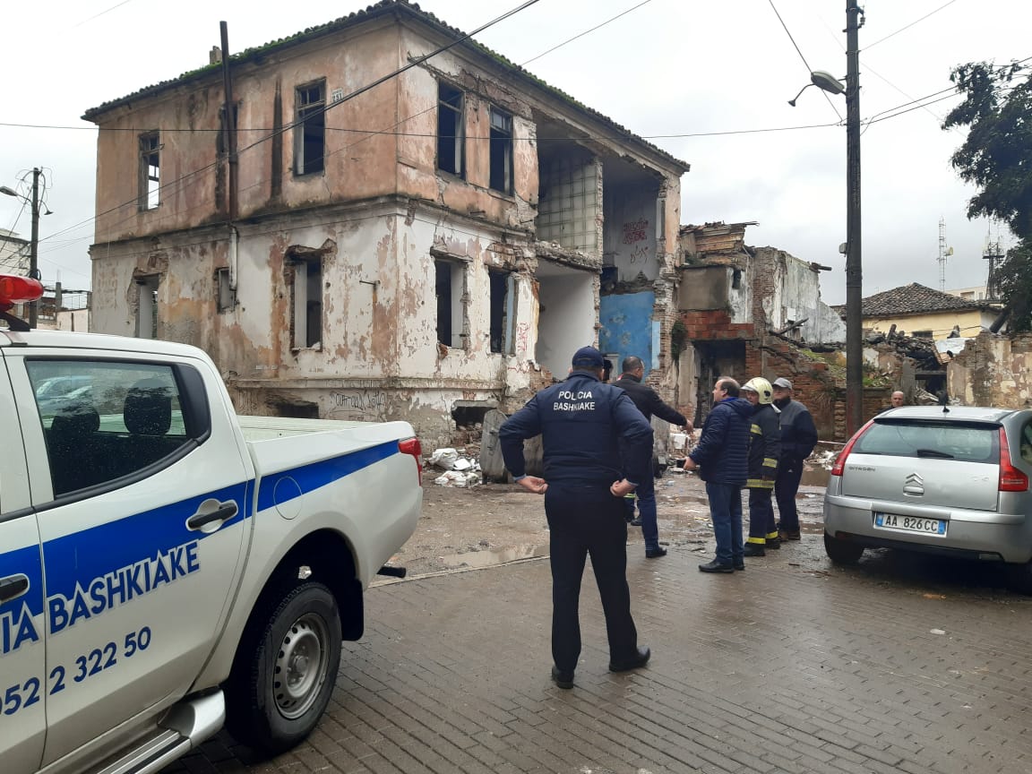 Shembet në Durrës, godina e rrënuar. Dëmtimet e pësuara nga tërmeti e bënin të rrezikshme (FOTO)