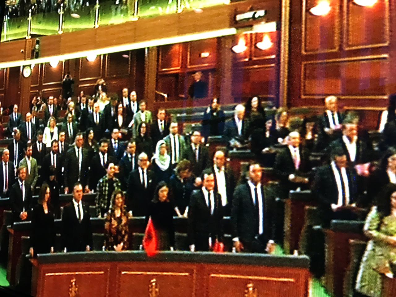 Betohen 120 deputetët e Kosovës, zgjidhet kryetari i Kuvendit. LVV me flamurin kuqezi!