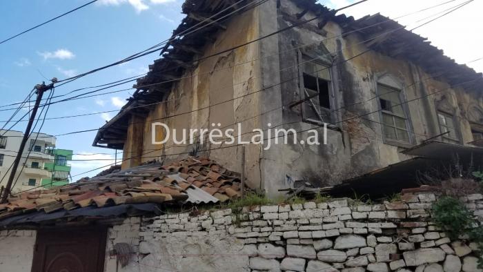 Durrës, rrezikohen nga godina e amortizuar, ekspertët japin vendimin për dy familjet në lagjen 3 (VIDEO)