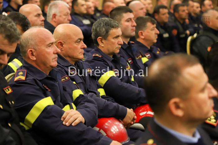 Zjarrfikësit e Durrësit të zhgënjyer nga ceremonia e dekorimit; as edhe një falenderim! (FOTO+VIDEO)