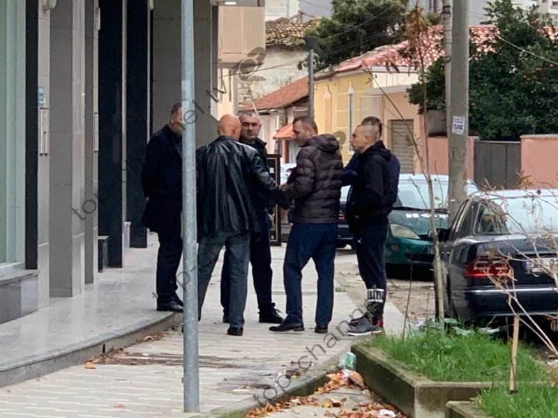 Kamerat filmuan autorin kur hodhi eksplozivin te makina e prokurorit