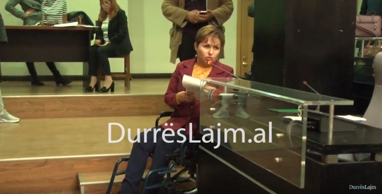 Shoqata e Para-Tetraplegjikëve në Durrës kërkesë Këshillit Bashkiak: Po diskriminohemi, s’ka rampa në asnjë institucion (VIDEO)