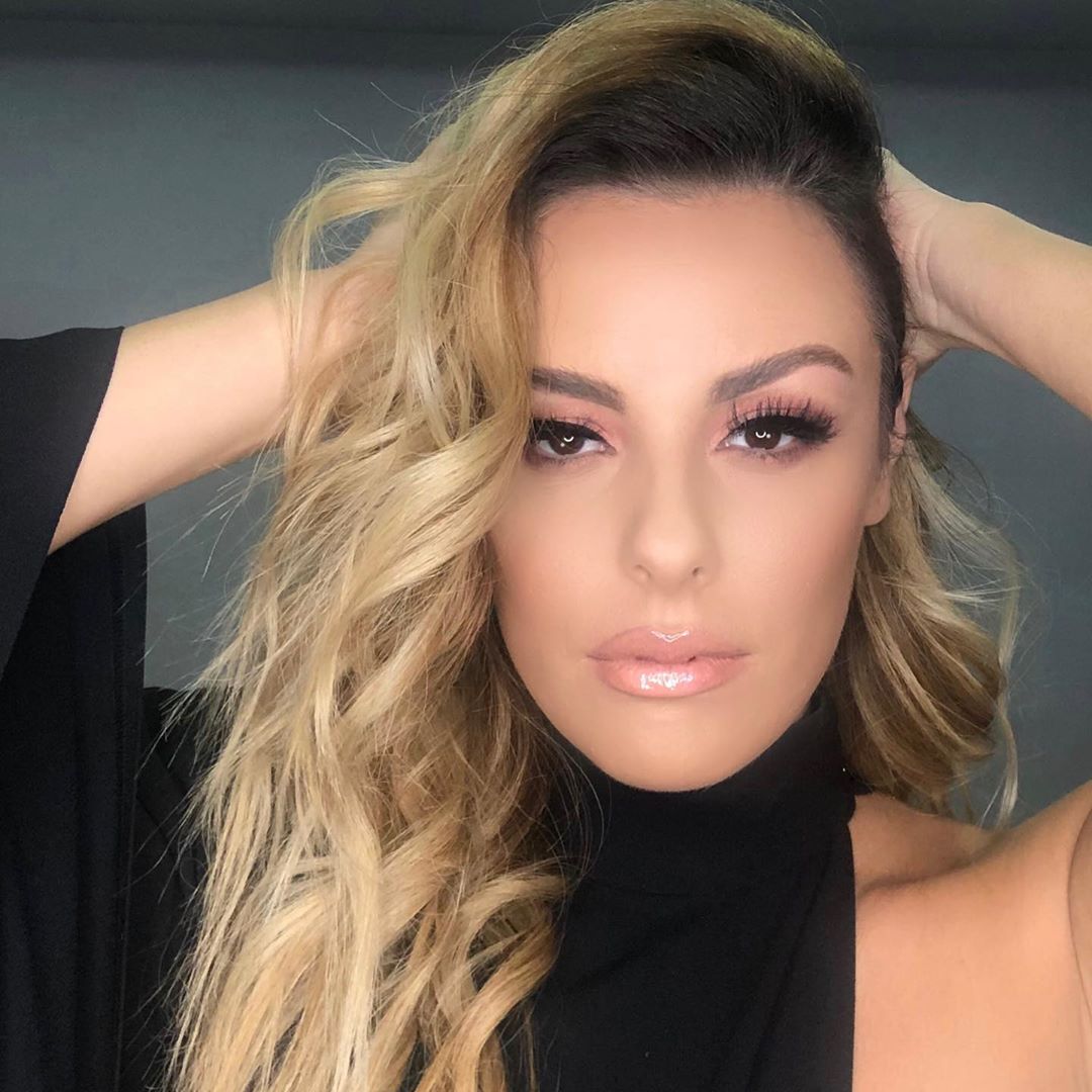 Fitoi çmimin e këngës së vitit, Anxhela Peristeri dhuron të ardhurat për të prekurit nga tërmeti