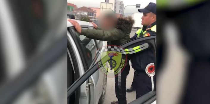 Manovra e rrezikshme prangos të kërkuarin për vjedhje