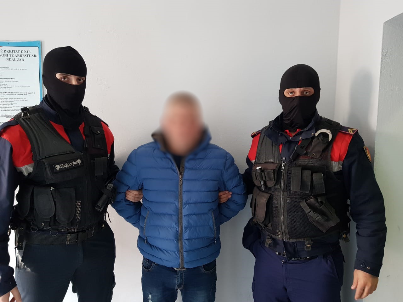 Arrestohen babë e bir, në kërkim djali tjetër, tentoi të pengonte policët