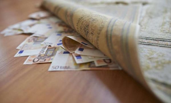 Pse duhen vendosur para poshtë tapetit natën e Vitit të Ri